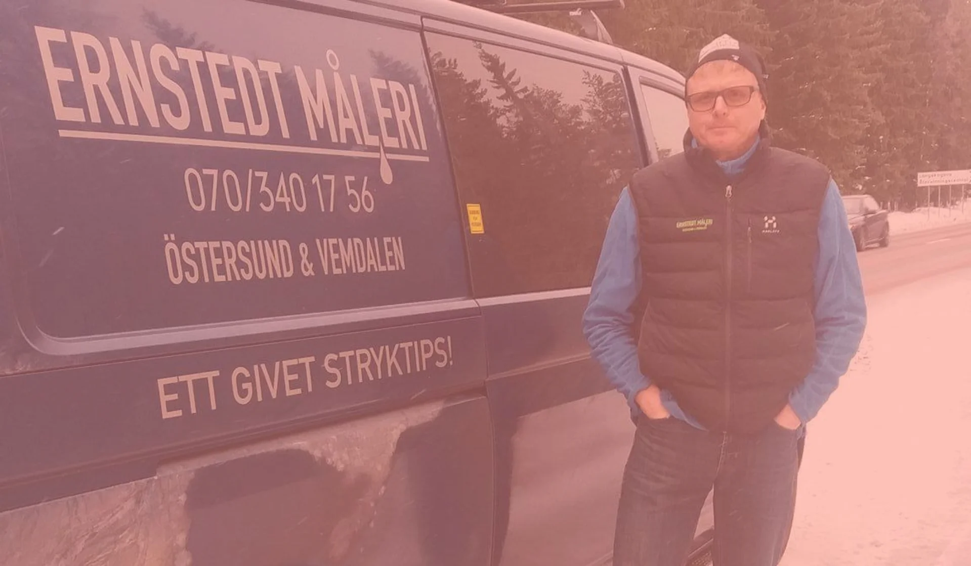 Anders Ernstedt vid firmans bil